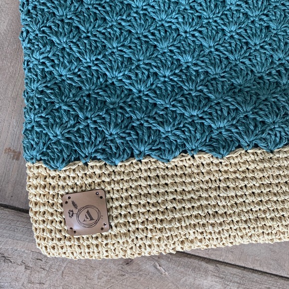 Green woven raffia messenger. - Picture 4 of 6